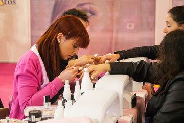 chicas haciendo manicura