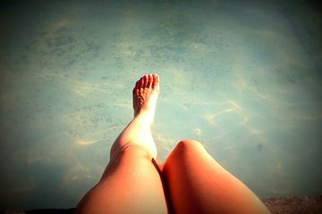 chica metiendo pies en el mar